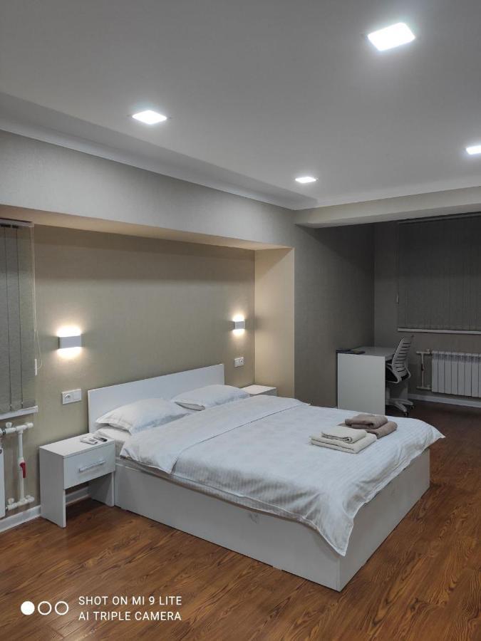 1-Bedroom Apartment In The Very City Center Tashkent Luaran gambar